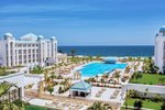 Pohled na hotel a bazén