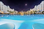 Večerní pohled na bazén a hotel