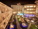 Večerní pohled na hotel a bazén
