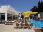 Venkovní restaurace u bazénu