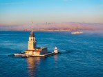 Věž New Maiden's Tower za zimní inverze