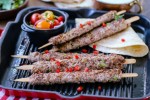 Turecko_kuchyne_urfsky_kebab_se_salatem.jpg