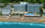 Hlavní pohled na hotel a pláž 