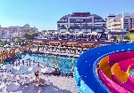 Pohled na hotel s bazénem