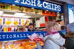 Londyn_Fisch_and_Chips_u_Tower_of_London_klienti_2_Radynacestu_foto_Pavel_Spurek.jpg