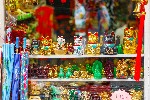 Kočičí sošky Maneki Neko v londýnském China Town