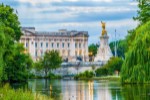 Buckingham palace cestou od zámeckých zahrad
