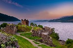 Hrad Urquhart při západu slunce na břehu jezera Loch Ness
