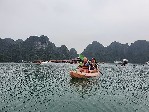 Vietnam_Halong_Bay_klientky_na_kajaku_Radynacestu_foto_Pavel_Spurek.jpg