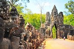 Úžasná kamenná brána Angkor Thom