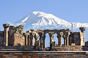 Starověké města Zvartnots, v pozadí Ararat