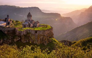 Nádherný kostel Tatev v Arménii