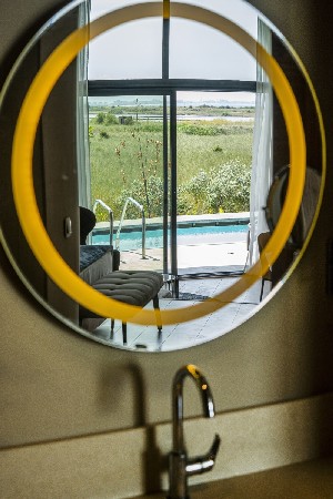 lagoon swim-up room