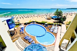 Pohled na bazén a na pláž