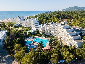 Pohled na hotel (vpravo) a moře