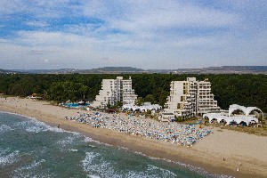 Letecký pohled na hotely Elitsa a Nona (vpravo)