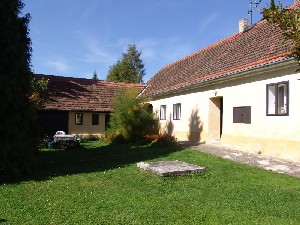 Chalupa Hůrky se zahradou v blízkosti rybníku v Jižních Čechách