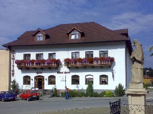 Hotel v alpském stylu — bydlet budete v pokojích ve vkusném designu s nábytkem z masivního dřeva. Každý pokoj je vybaven vlastním sociálním zařízením, satelitní TV, telefonem a připojením k internetu zdarma.