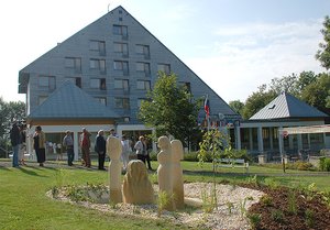 Hotel Krakonoš *** se nachází v klidném prostředí nad městem a má ideální polohu pro rodinnou rekreaci, firemní školení a k provozování různých sportovních aktivit. 