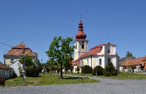 Česko-Santini-Horni Bobrova-2560px-Horní_Bobrová_-_náves_s_kostelem_od_výcodu_obr01