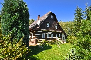 Chalupa Mladkov s rybníčkem v Orlických horách