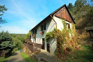 Chalupa Skryje nad Berounkou uprostřed CHKO Křivoklatsko