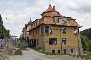 Kulturní památka hotel VILA VALAŠKA Luhačovice byla postavena roku 1907 podle významného slovenského architekta Dušana Jurkoviče. Prvky architekta Jurkoviče zde vidíte na každém kroku. Moderní bílý nábytek nádherně kontrastuje s jasně modrou barvou na oknech či červenou na stěnách.