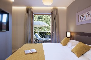 suite with balcony