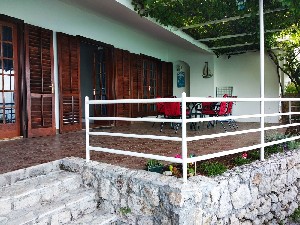 Prostorná terasa u apartmánu