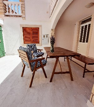 Posezení u apartmánu