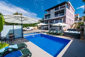 Apartmány s bazénem