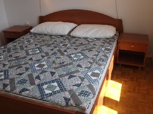 Ložnice s manželskou postelí