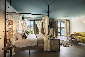 Cherry on Top [PlacesSuite] Balcony, Seaview