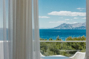 Superior partial sea view