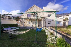 Vstup do apartmánu je v pravé části domu