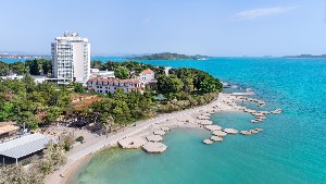 Letecký pohled na hotel a moře 
