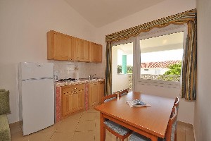 pokój z aneksem kuchennym