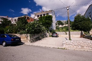 Parkoviště vedle domu