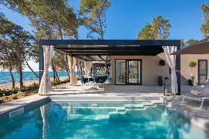 Amber Sea Luxury Holiday Home with pool