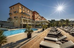 Budova hotelu s bazénem 