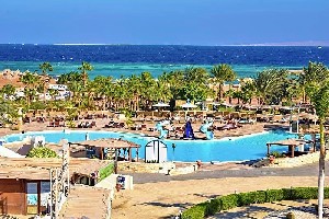 Stațiune cu piscină chiar lângă plajă