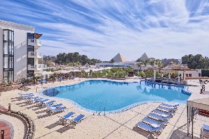 Pohled na hotel a bazén