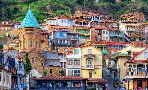 Gruzie - Tbilisi - barevné tradiční domy s dřevěnými balkony