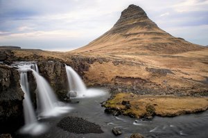 Island - hora Kirkjufell s vodopádem