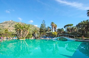 Resort s bazénem