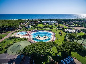 Pohled na bazén a okolí