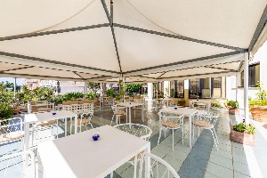 Restaurant/bars