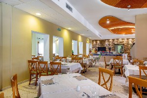 Restaurant/bars