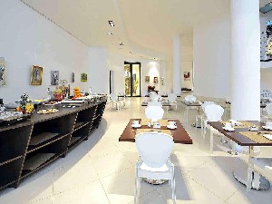 Restaurant/bars