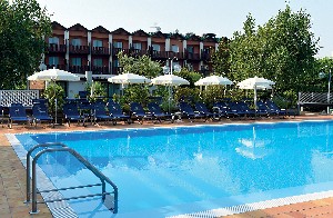 Pohled na hotel a bazén